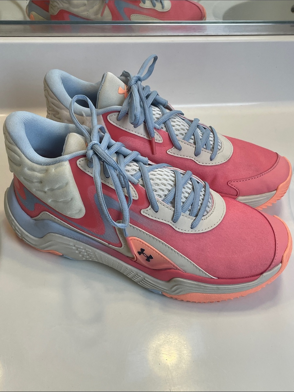 Under Armour Unisex Spawn 7 HOVR+ Athletic Basketball Shoes Men 9 / Women 10.5